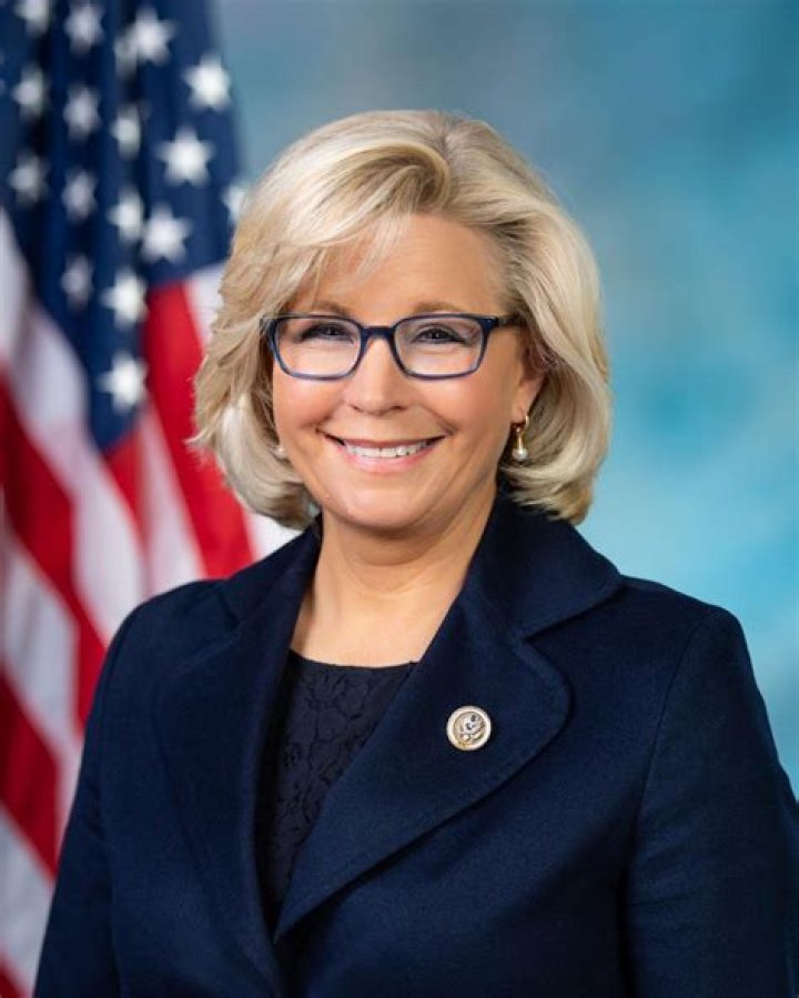 Is Liz Cheney father Dick Cheney still alive? 1 Liz Cheney