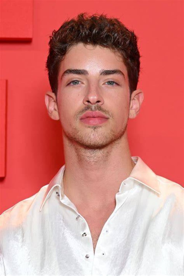 Manu Rios Biography